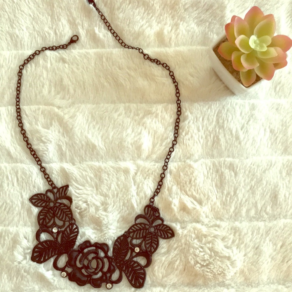 Gorgeous black necklace with flowers and diamonds!